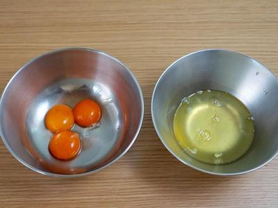 雞蛋放室溫退冰，然後把蛋黃、蛋白分開放置在調理盆內。
