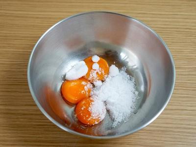 蛋黃與砂糖40g混合，用打蛋器攪打到變淡質地濃稠。