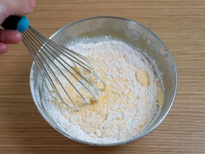 麵粉、玉米粉過篩加入拌均勻。