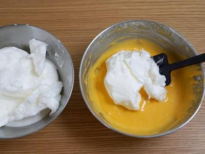 分3次將蛋白霜加入蛋黃糊裡，用刮刀由下往上翻攪成均勻的麵糊。(這步驟別拌太久)
