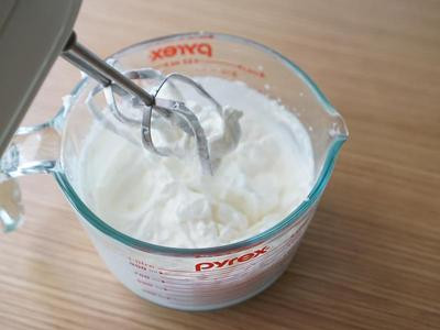 奶油與砂糖混合，用打蛋器攪打變奶油霜。