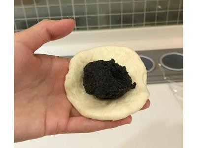 全部分类  烘焙点心  手作面包  12 包入芝麻馅后用包包子的方法收口