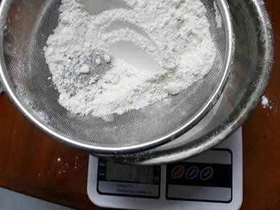 低筋麵粉和泡打粉混合均勻,過篩。