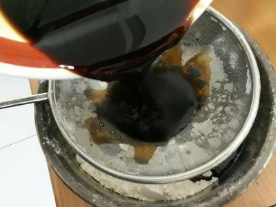 將黑糖水過濾入麵粉中,立即拌勻,避免麵粉結塊。
(若麵糊還是結塊了,就用篩網過濾)