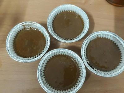 將麵糊分裝入容器內,約九分滿。