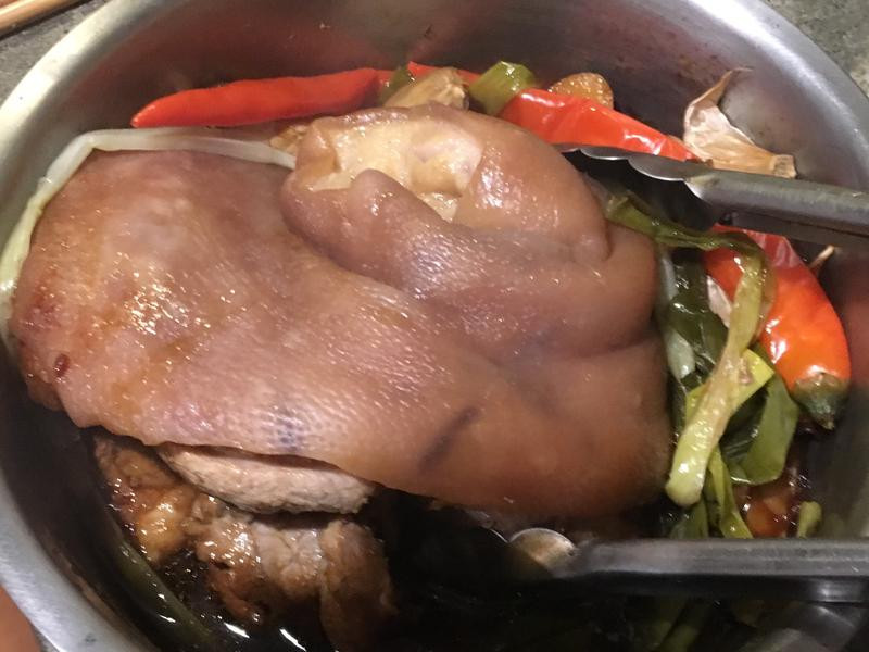 将蹄膀翻面,外锅再倒入3杯水炖煮至开关跳起.(前后共炖煮1.5小时)