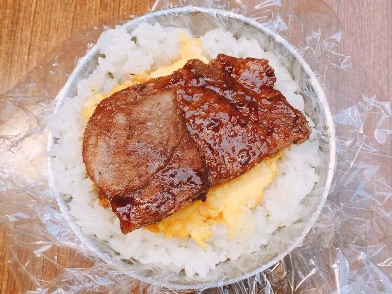 饭 肉排 蛋卷 肉排 饭=捏紧饭团外面包上海苔.