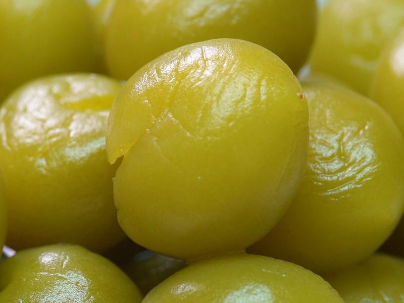 (夹取梅子食用时,记得用乾净且乾燥的筷子一次夹出要食用的量,以免腌