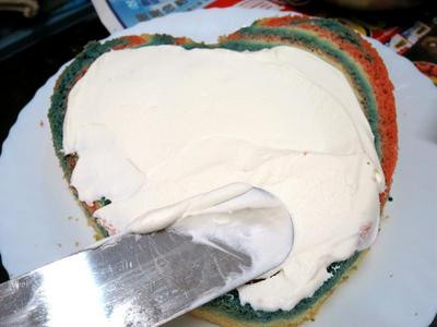 蛋糕體橫對切成兩半，抹鮮奶油。這是心型的蛋糕模做的蛋糕體。