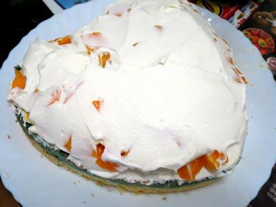 加入芒果丁，再抹鮮奶油。這是心型的蛋糕模做的蛋糕體。