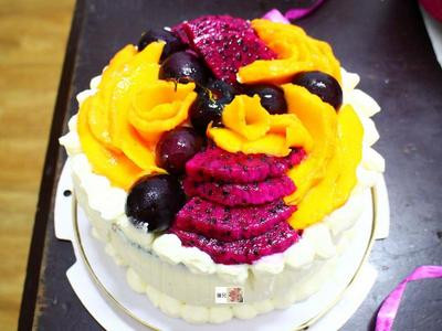 最後抹上鮮奶油，擠鮮奶油花，加入水果裝飾。這是圓型的蛋糕模做的蛋糕。