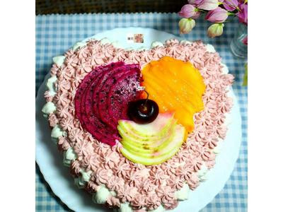 最後抹上鮮奶油，擠鮮奶油花，加入水果裝飾。這是心型的蛋糕模做的蛋糕。