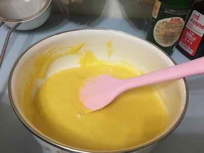先將油稍微煮至紋路加入牛奶混合後,再篩入低筋粉均勻攪拌至無粉放置稍涼備用(呈燙麵糊)