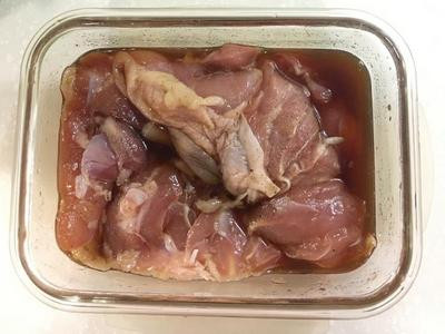 先將雞腿排按照醃料的比例醃漬。放冰箱冷藏至少三小時，讓肉入味。