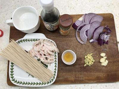 材料如圖。熟雞胸肉用手撥成絲、洋蔥切絲、大蒜和薑切碎備用。