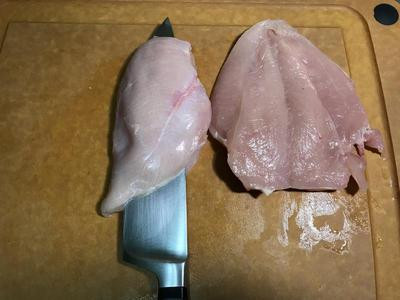 一副雞胸肉會有兩塊、先取一塊從側邊的中間橫切但不切斷，切完兩塊後把肉攤平!
（這個步驟也可以請市場老闆幫忙處理、順便敲鬆肉片、但要太大力敲會破壞肉質！）