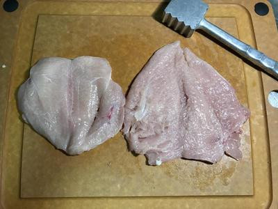 用肉槌或酒瓶輕敲肉片的*”兩面“*.
右邊那塊兩面都敲過了。