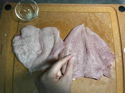 1.用手指捏一小撮鹽巴撒兩面的雞胸肉、接著換白胡椒粉、只要一點點即可！
2.撒完調味料都要幫雞肉按摩一下幫助入味。