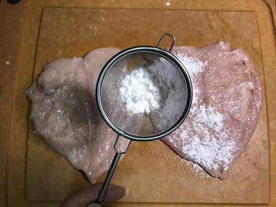 用小濾網上面放太白粉、撒滿兩面的雞胸肉.
（沒有濾網的話、太白粉用沾的也可以）