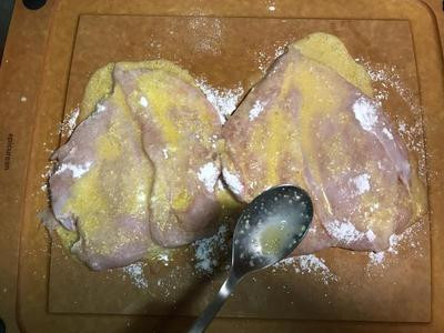 把蛋液淋在已撒過鹽和白胡椒粉的雞肉上、兩面都要淋蛋液！
ps如果粘板比較小的話、就找有點深度的盤子裡做這個動作，以免蛋液流的到處都是。