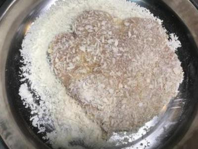接著再沾取麵包粉！