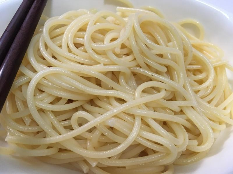 义大利面先煮9分熟,捞起拌一些橄榄油放凉备用.