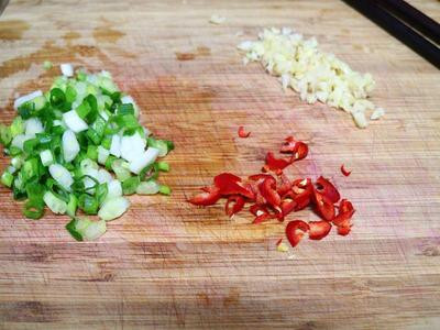 蒜頭剁成蒜末、蔥切成蔥花、辣椒切小丁，備用。
花椰菜滾水煮熟，撈起(無須把水份瀝太乾)備用。