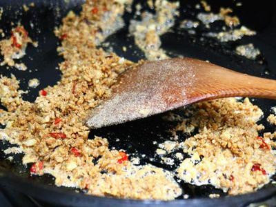 下豆酥加入適量鹽炒香。
