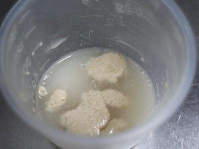酵母粉加5-10克溫水泡5分鐘(無須攪拌)。