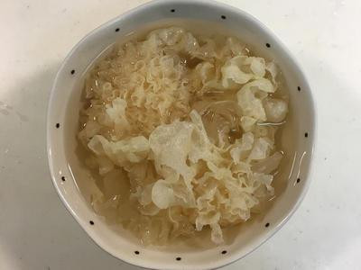 白木耳泡水泡軟1小時後去蒂頭備用