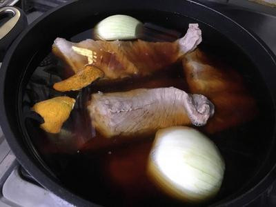 取深鍋放入豬肋排及所有醬汁材料，煮滾後轉小火燜煮1小時。