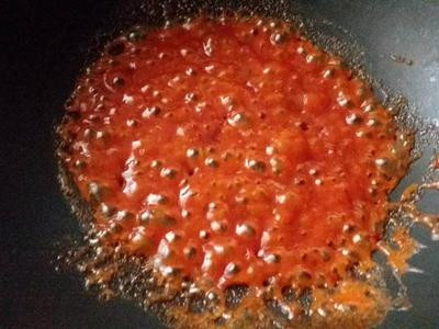 煮滾醬汁的材料成濃稠狀，最後淋上醬汁即可。