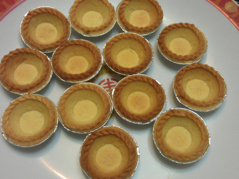 烤好的塔皮,放置凉却备用.