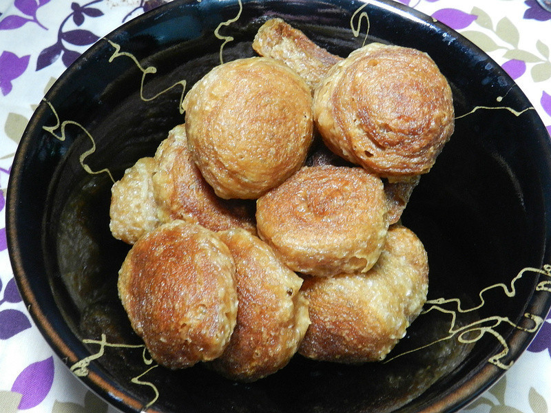 煮锅热水,下豆轮煮一下,去除表面多於的油