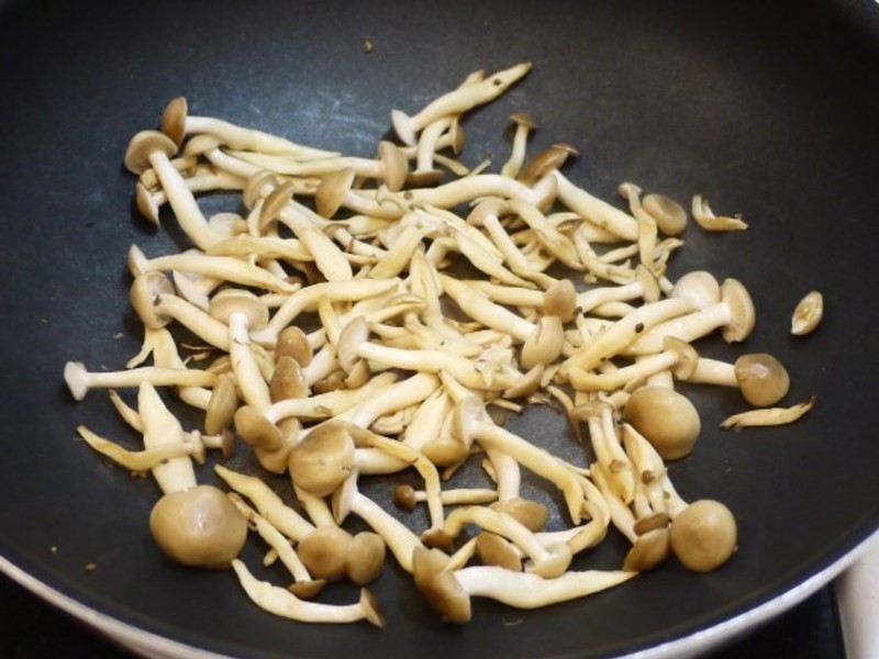 取一锅,不放油乾锅将鸿喜菇乾煸至有点微焦后取出