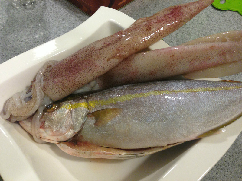 把花枝与鱼切块,花枝可以切大块点,因为煮后会缩水,切块后先川烫,可