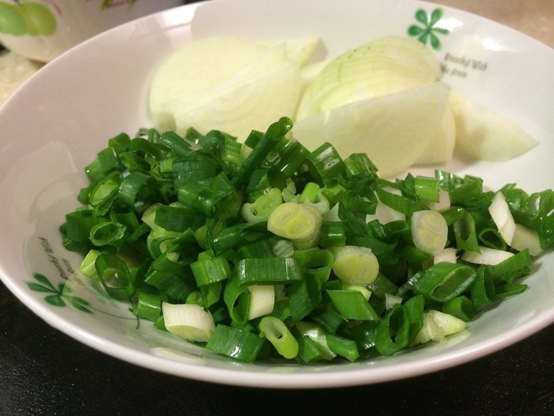 青葱切成葱末备用