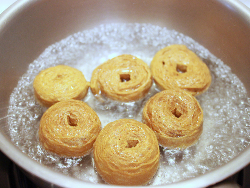 豆轮或面轮请用水煮开,去除油脂.这样比较不会吃到不好的油.