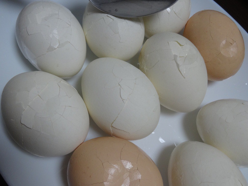 用汤匙轻轻敲裂鸡蛋壳,使酱汁更渗入鸡蛋