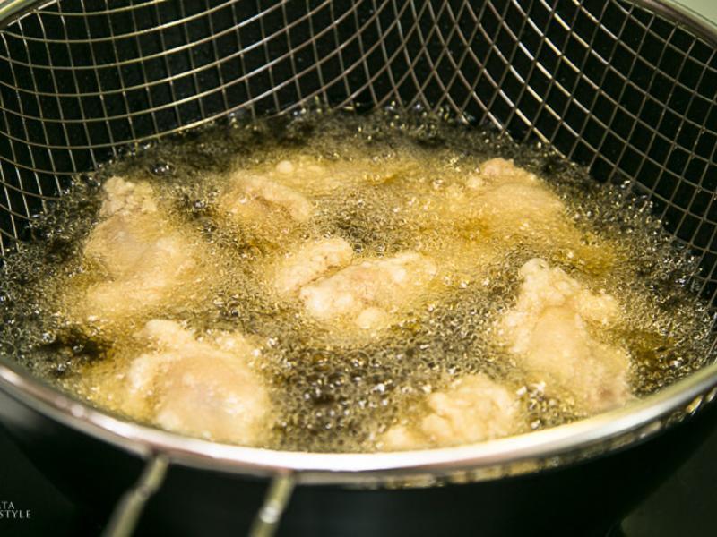 热油锅至低温160度c,将滴油网放入油炸锅,放入鸡肉以小火炸4分钟,捞起