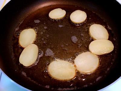 油鍋大概能蓋過馬鈴薯，熱至大約120度左右，然後小火慢炸馬鈴薯，至邊邊有點金黃色，大約3~5分鐘。 要記得翻面跟攪拌。
一般油溫大家都是憑經驗感覺，但是沒把握的話 請買一隻烹飪用溫度計。