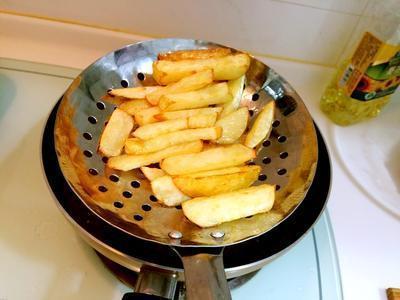起鍋後 把油溫加到180度左右，把剛剛炸到快好的馬鈴薯在回鍋高溫再炸一遍。 這個最後手續可以使炸物逼油跟上色，炸出來的薯條薯片能呈現金黃色，看起來比較美觀可口。另一方面逼油可以讓薯條外表酥脆，也比要乾燥。 如果全程都用溫度比較低的炸出來會感覺軟軟油油的。