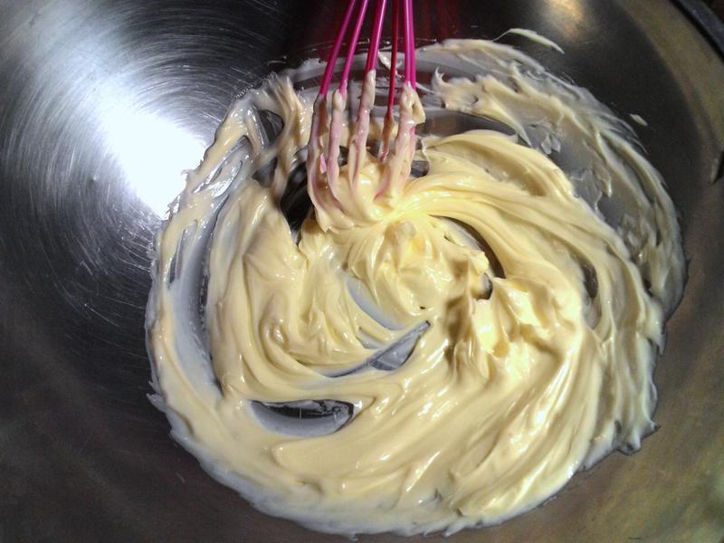 先将奶油搅拌至柔软.