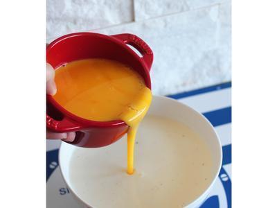 将香草荚剖开连同鲜奶,鲜奶油和砂糖一起至入锅中用小火煮,稍冒泡后关