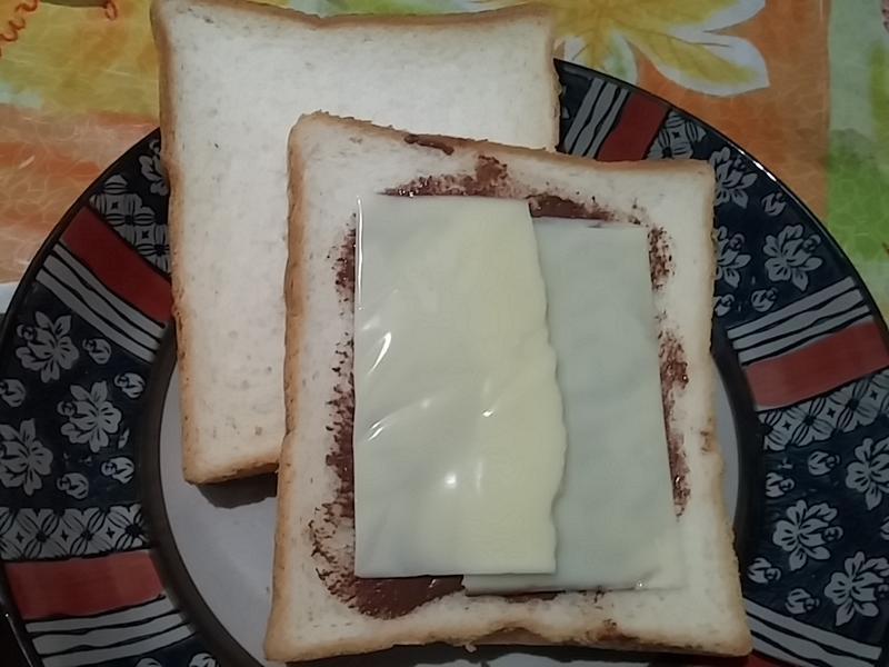 因为起司片较宽, 所以对撕叠在中间.