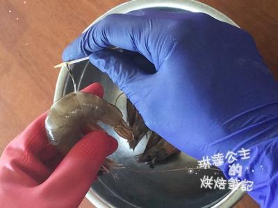 蝦子沖洗乾淨,挑去泥腸