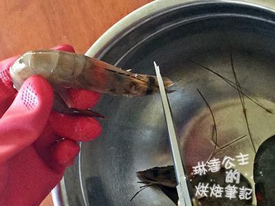 剪去鬚腳及尾尖,這樣賣相比較好看,吃的時候也比較不容易刺傷