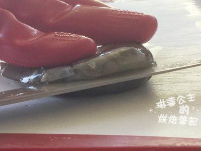 用刀開背 再沖洗乾淨 有開背的蝦煮過會翻開,肉比較容易熟又好看,不過刀要夠利,開背時用手稍微按緊蝦子,蝦肉和殼才不會碎裂 我的是錯誤示範,因為殼裂了。