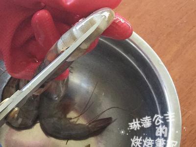 其實我對用刀開背這個步驟有點障礙,很怕刀子滑掉切到手,有時我就用剪刀,不過用剪的蝦肉的線條沒那麼利落好看