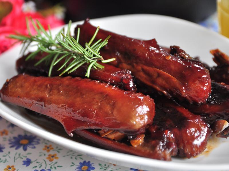 香甜的果香啤酒鸭翅完成,非常适合当下酒菜喔!